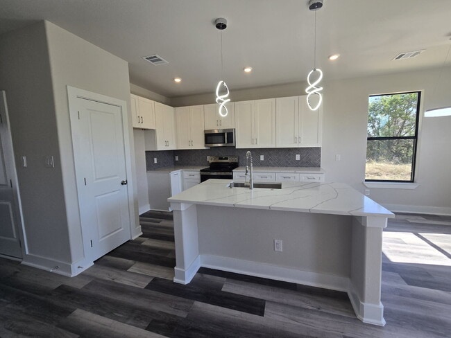 Building Photo - "New 3-Bed Oasis with Quartz Finishes and Modern Look!