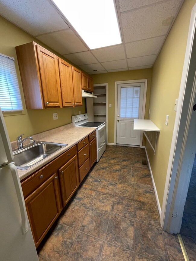 Building Photo - Coraopolis - 2 Bedroom Home. Great Location on 5th Avenue