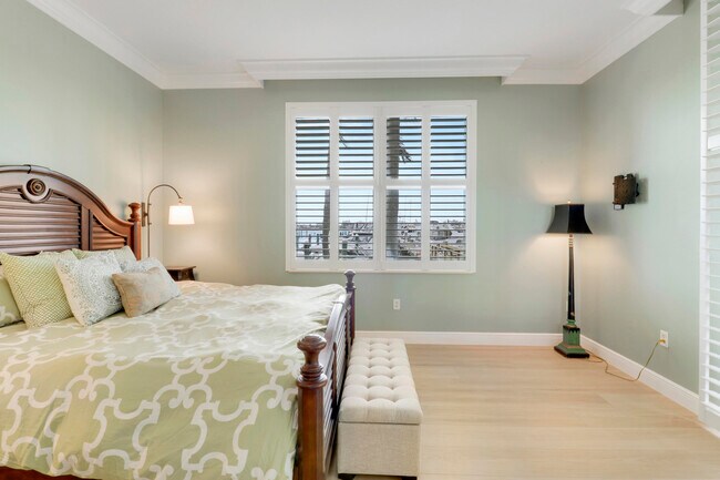 Building Photo - 806 E Windward Way