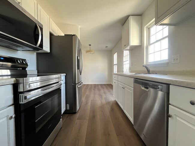 Building Photo - Beautifully renovated home!