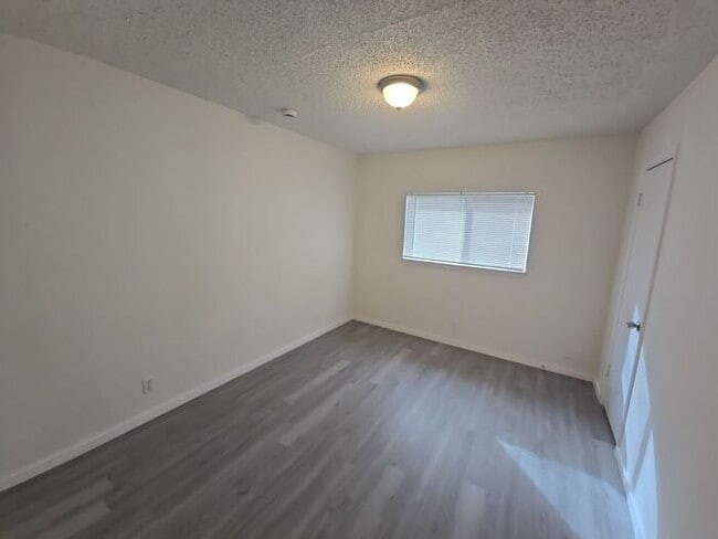 Building Photo - **Newly Updated 2 Bed Home with Spacious B...