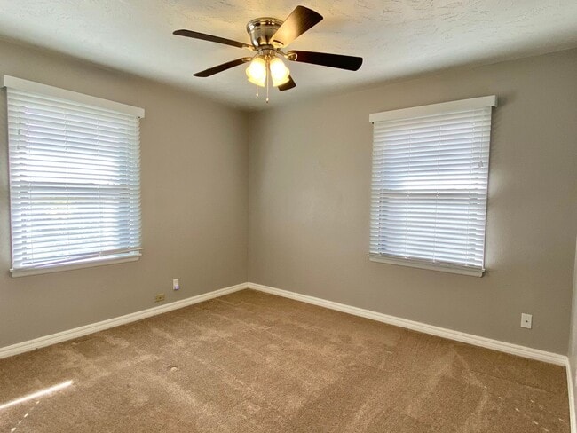 Building Photo - 3 Bed 1 bath with Huge Backyard!!