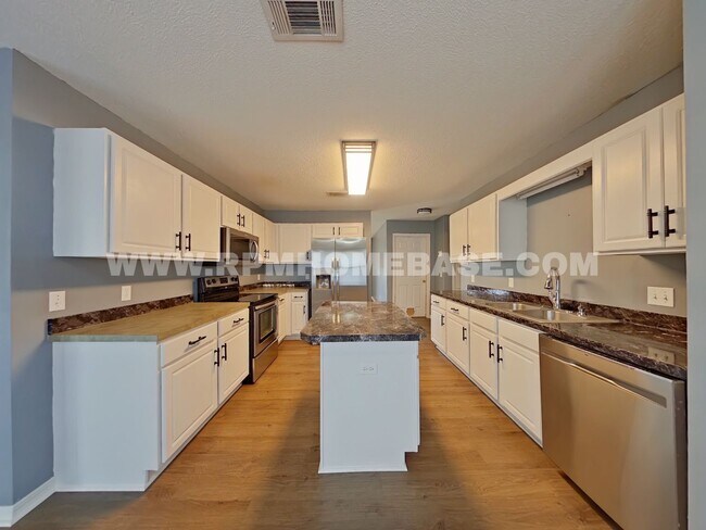 Building Photo - Move-In Ready 4-Bedroom Home Near Duke Field & Eglin AFB – Pet Friendly