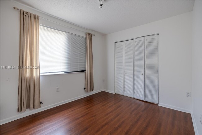 Building Photo - 8013 Lake Dr