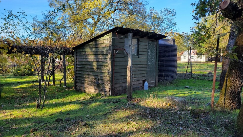 Building Photo - 450 Sky Oaks Dr