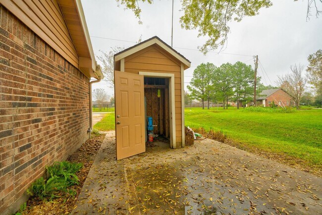 Building Photo - This charming 3-bedroom, 2-bathroom oasis ...