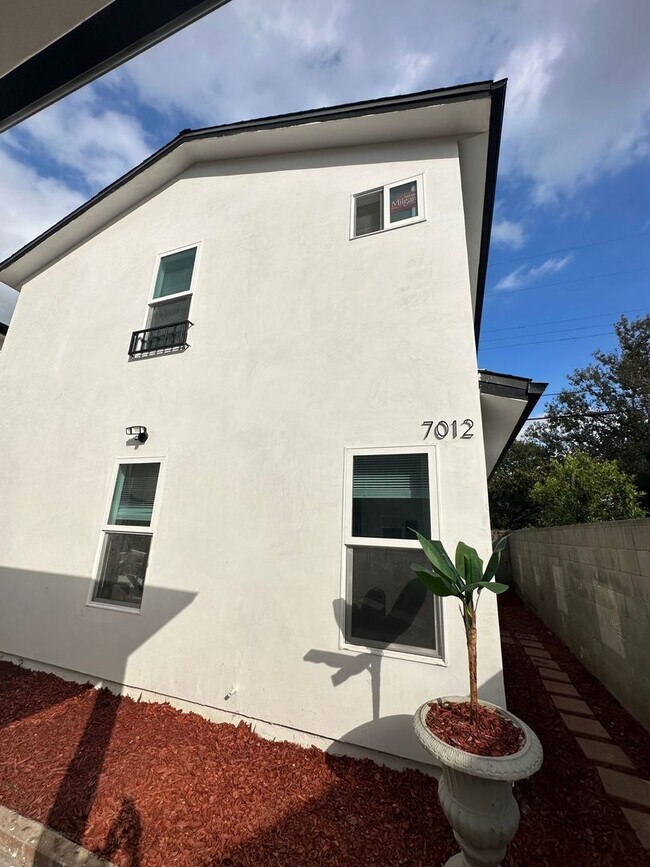 Building Photo - Brand New and Stunning 3+2 ADU on a pictu...