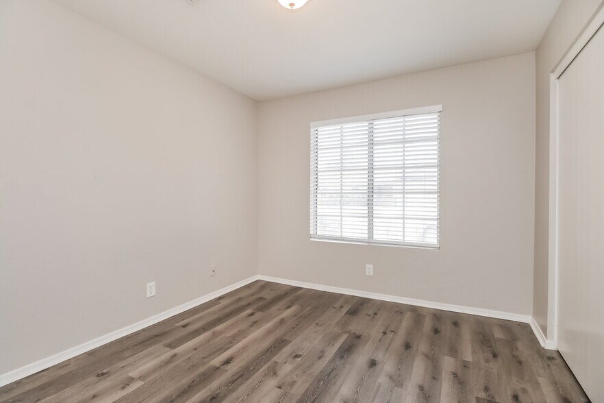 Building Photo - 1042 S Canal Dr