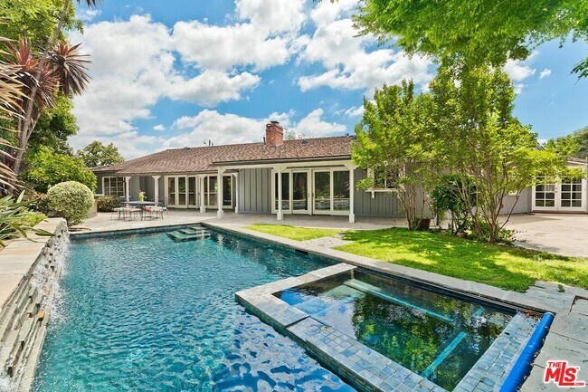 Building Photo - 4221 W Toluca Lake Ln