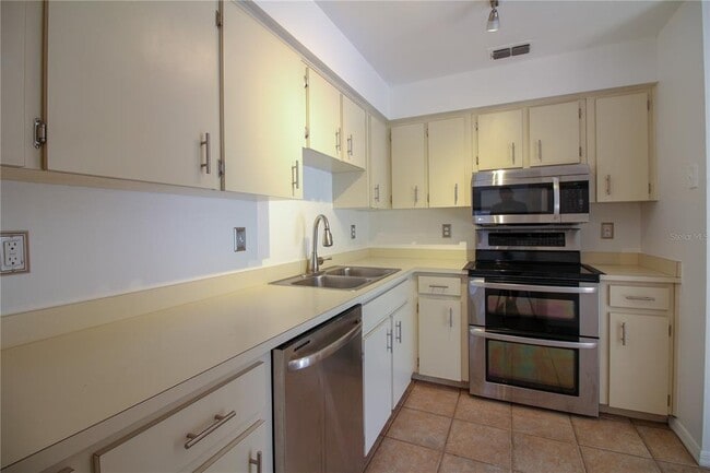 Building Photo - 1018 Station St