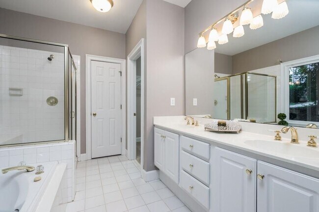 Building Photo - 802 Satinwood Pl