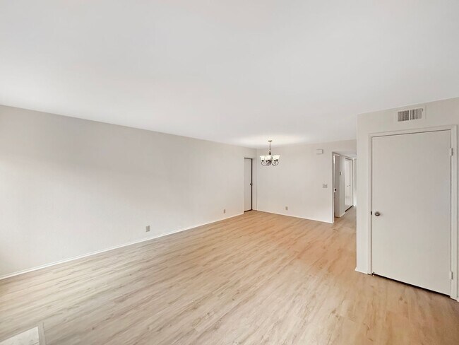 Building Photo - Charming 2BD/2BA Condo in La Jolla Village...