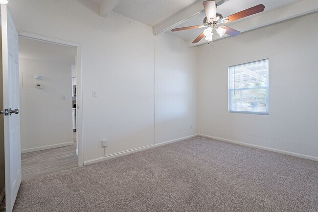 Building Photo - Updated townhome near Central Phx/Biltmore!