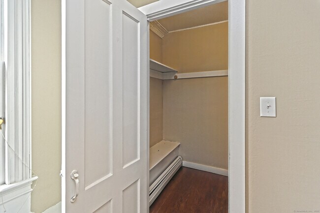 Building Photo - 562 Amity Rd