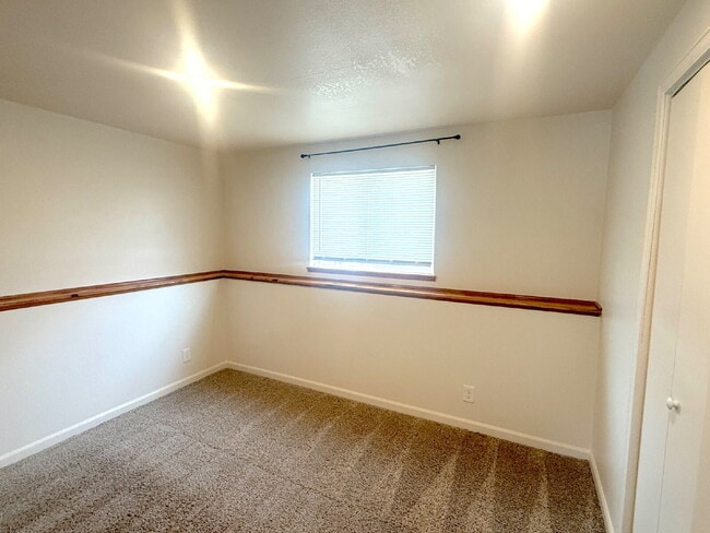 Building Photo - Spacious 4 Bedroom Home in Meadowood Neighborhood in East Aurora and Minutes to Buckley SFB