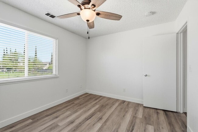 Building Photo - 426 Cherry Ln