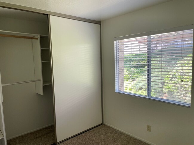 Building Photo - Great Location in Lake Forest
