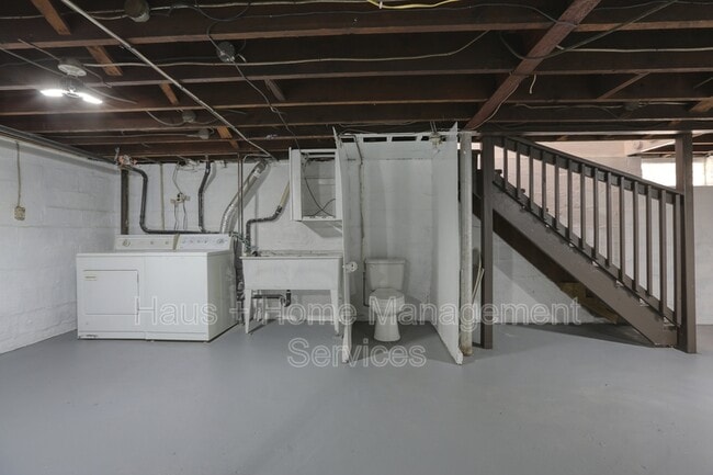 Building Photo - 544 James St