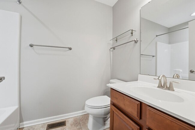 Building Photo - 2305 Pointe View Dr