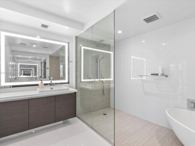 Building Photo - 300 Sunny Isles Blvd