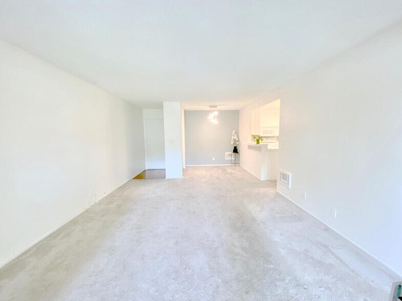 Building Photo - 355 S Los Robles Ave