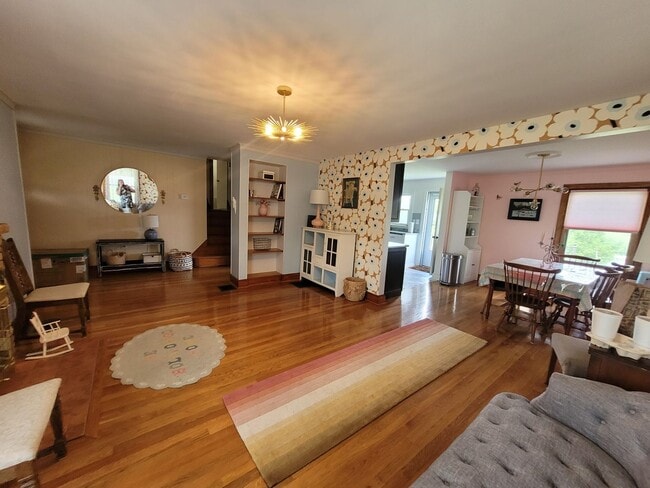 Building Photo - Tri level 3b2b home for rent with fenced i...