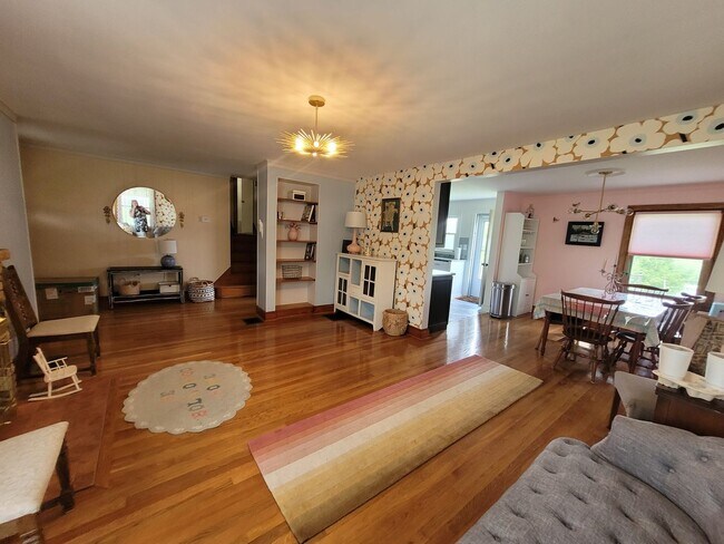 Building Photo - Tri level 3b/2b Home with fenced in back y...