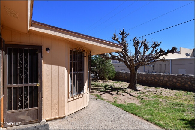 Building Photo - 4872 Maureen Cir