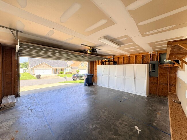 Building Photo - 10 Broadland Cir