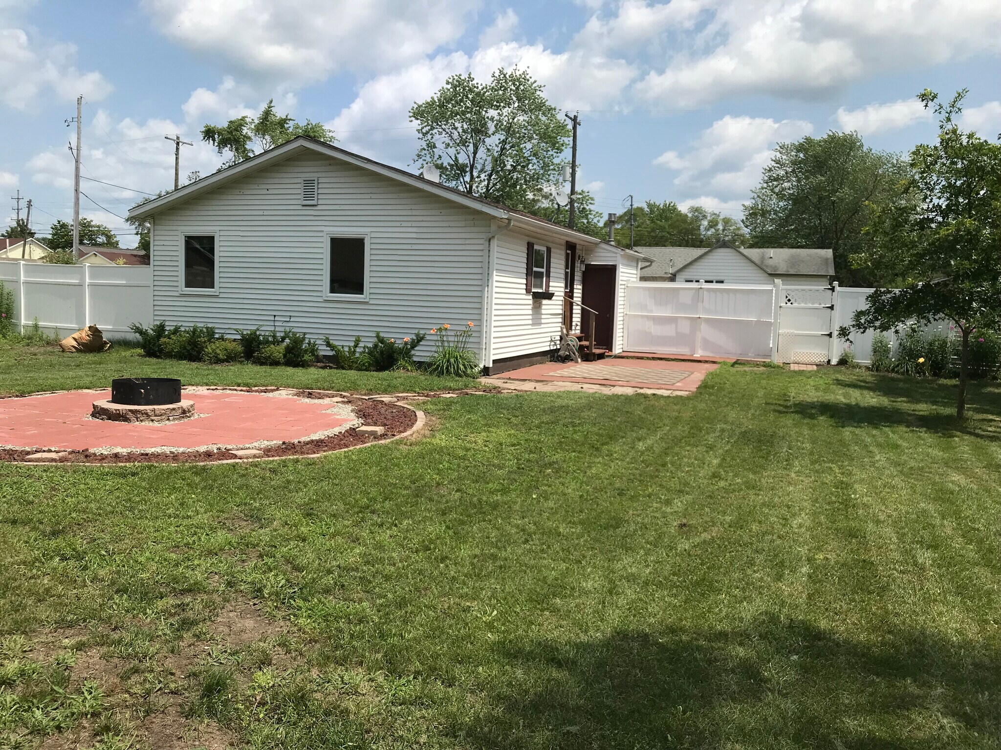 Building Photo - 2066 Betty Ln