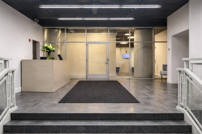 Building Photo - 565 W Quincy St