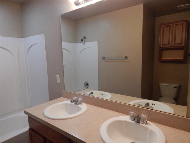 Building Photo - 3621 Vanguard Dr