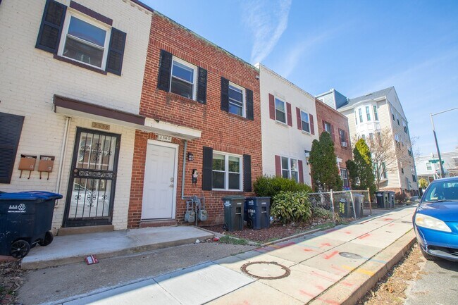 Building Photo - Relaxing 1 BR & 1 Den/1 BA Apartment in Pl...