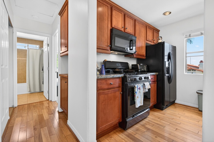 Building Photo - 4046 Iowa St