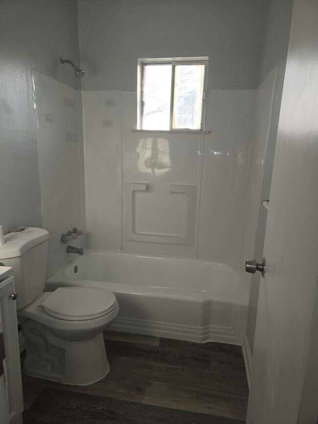 Building Photo - 2 bedroom, 1 bathroom