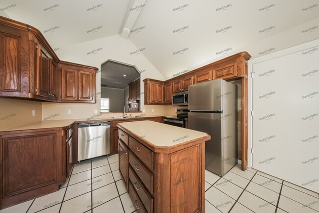 Building Photo - 818 Hunters Run