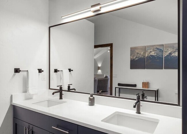 Building Photo - 4 Bed, 2 Bath, Fully Furnished, 2 Level Home, Fenced Yard