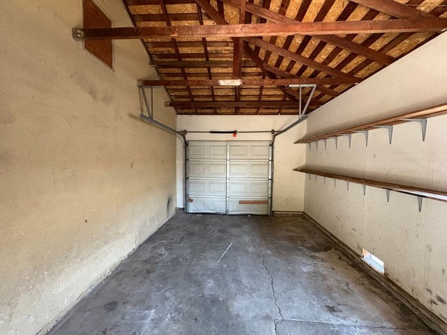 Building Photo - NW Visalia corner lot home available now!