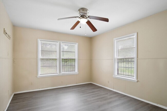 Building Photo - Close to Local Amenities and Downtown
