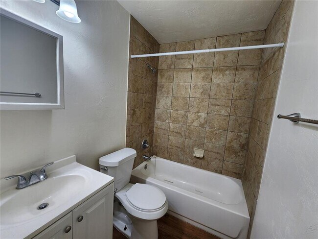 Building Photo - 208 NE 7th Pl
