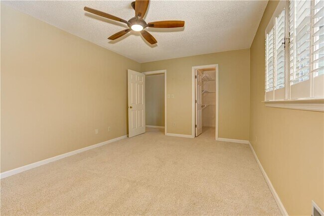 Building Photo - 60 Heartwood Dr NE