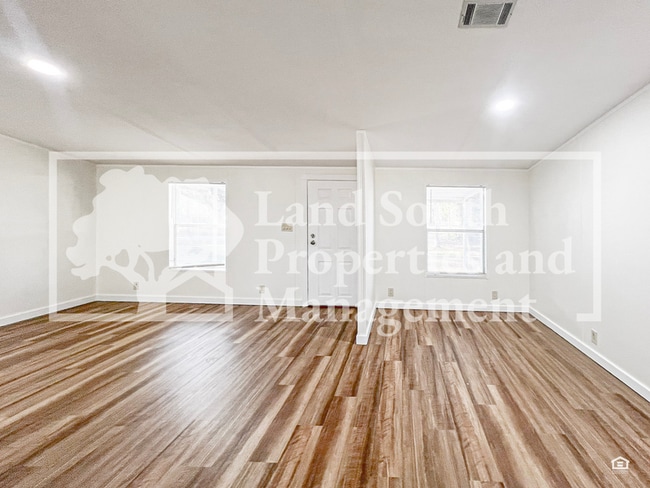 Building Photo - 8916 Beverly Hills Rd