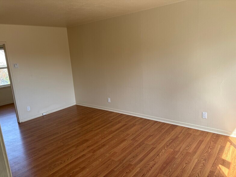 Building Photo - 124 Lewelling Blvd