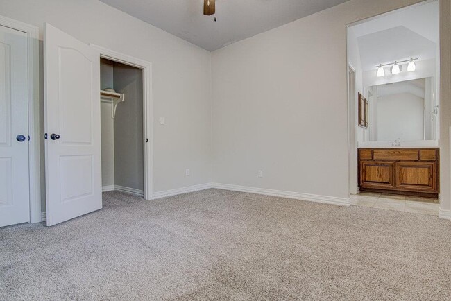 Building Photo - 1425 River Forest Dr