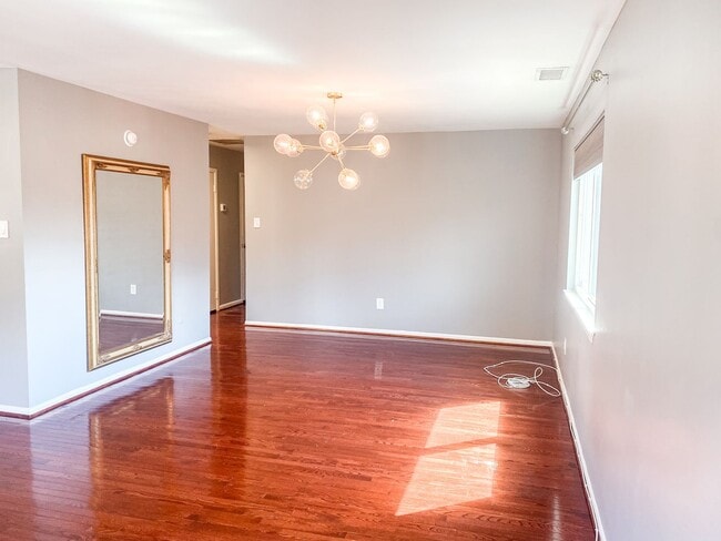 Building Photo - Stunning 3 Bed 2 Bath Condo In Much Sought After Sequoyah Community