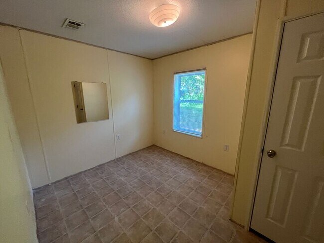 Building Photo - 141 Genes Ln