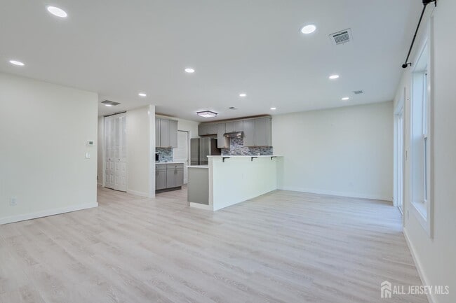 Building Photo - 6 Woodbury Rd