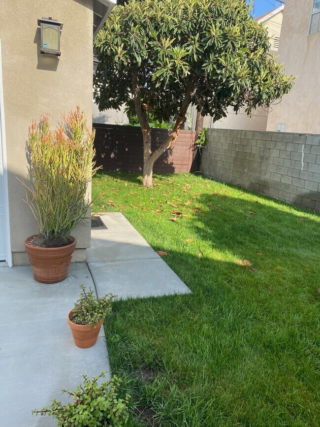 Building Photo - 749 N Wilton Pl