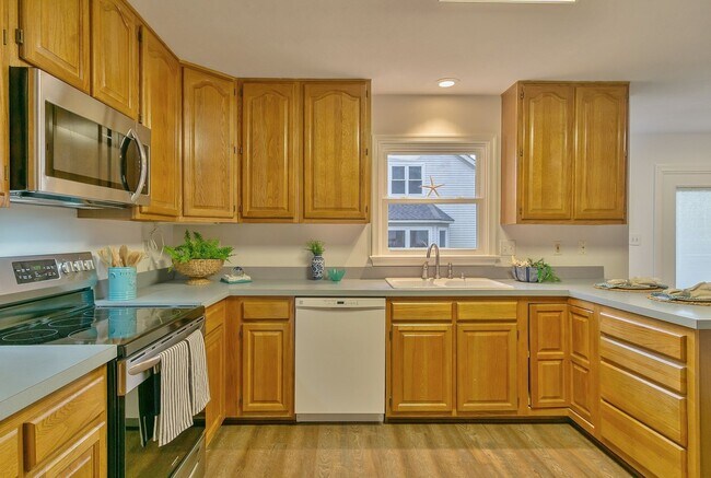 Building Photo - 3-Bedroom Home in Hillcrest Farms on Corne...