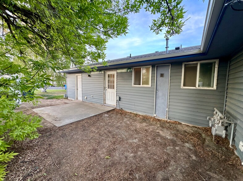 Back patio space (unfenced) - 711 Beta Cir